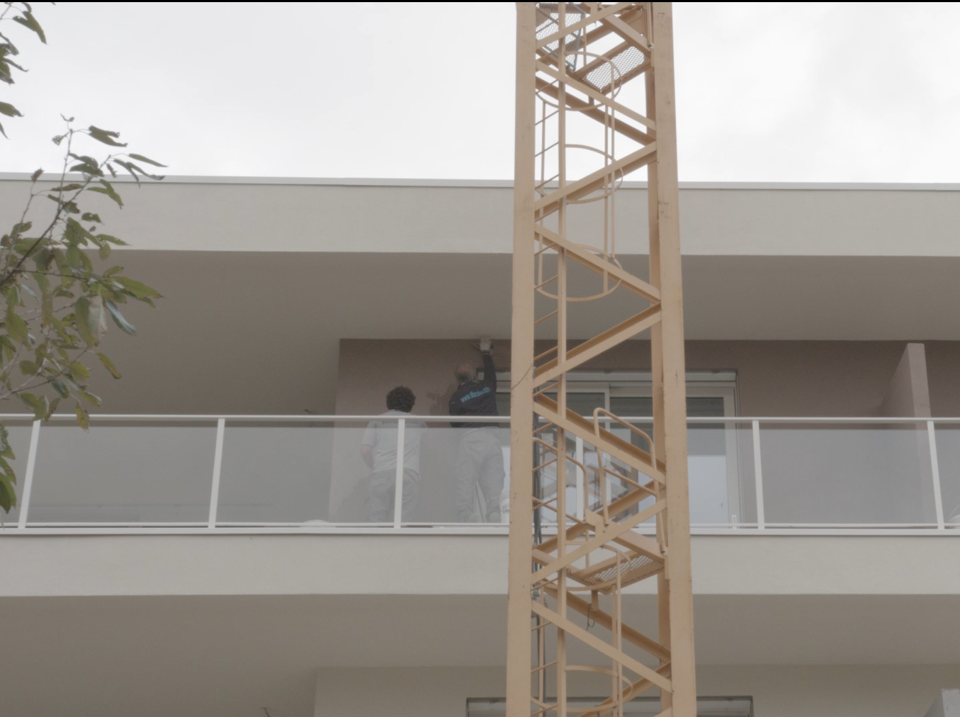 Controllo operativo in cantiere su un edificio in lavorazione.