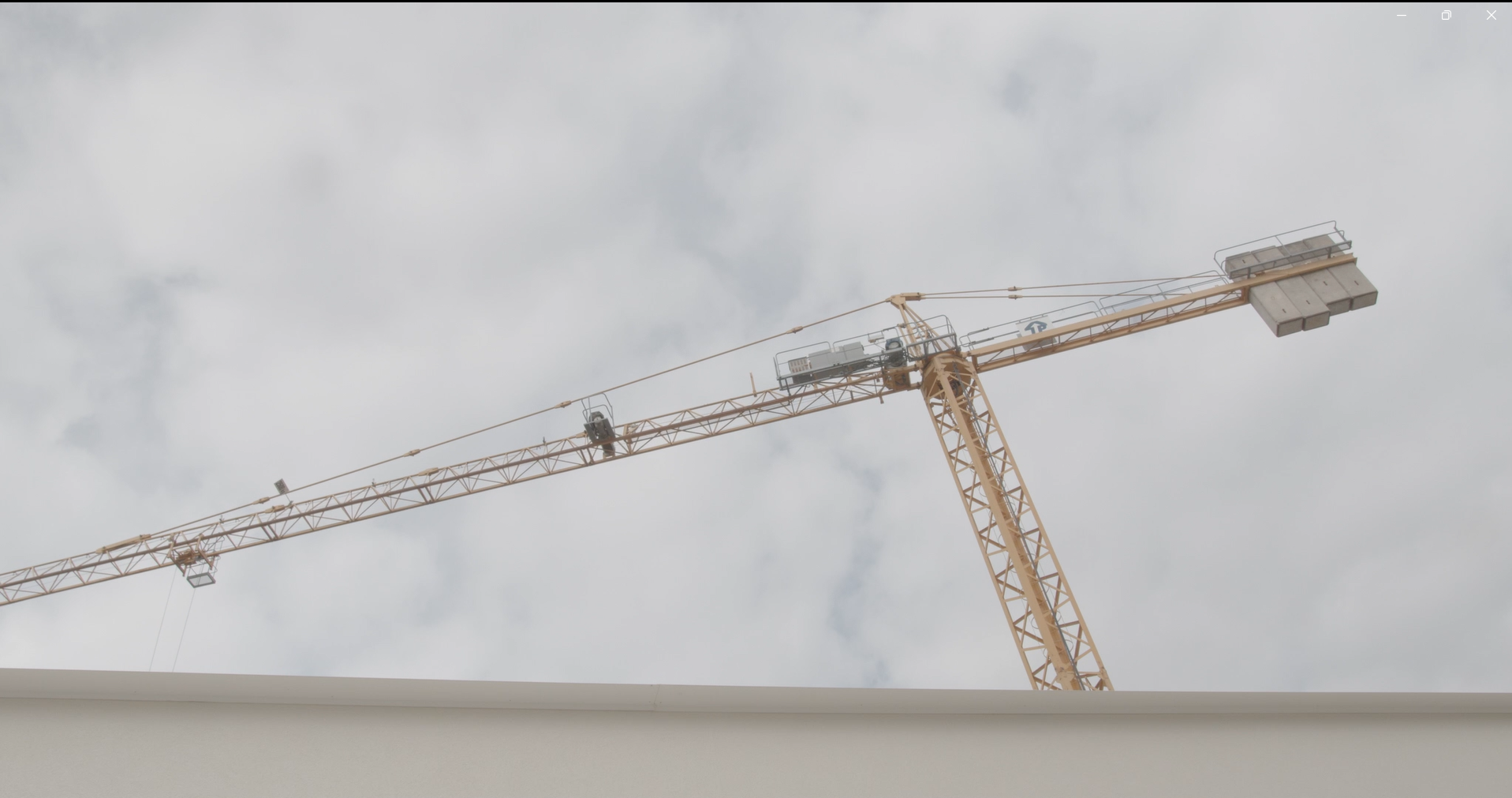 Gru in cantiere durante una fase operativa del processo costruttivo.